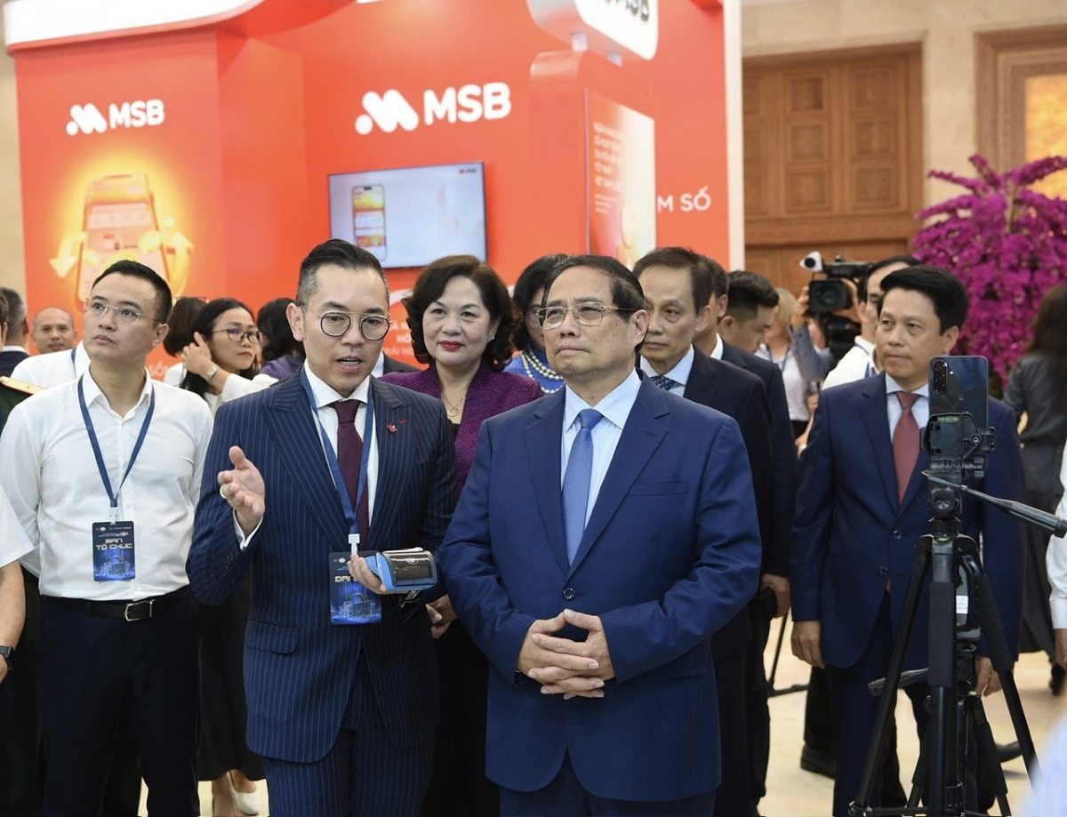 11.Đại diện VPBank trực tiếp trình diễn sản phẩm công nghệ trước Lãnh đạo Chính phủ